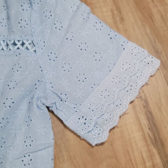 🔺️Shein Powder Blue Embroidered Eyelet Short Sleeve Top Small - Picture 5 of 8